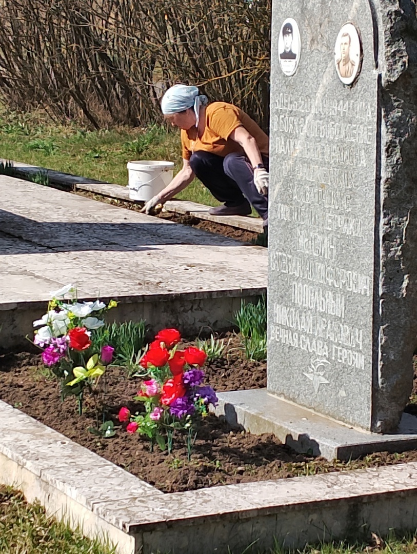 Уборка территории в дер.Слопыгино.