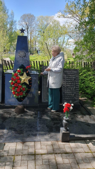 Глава волости возложила цветы к братским захоронениям. Глава волости возложила цветы к братским захоронениям.